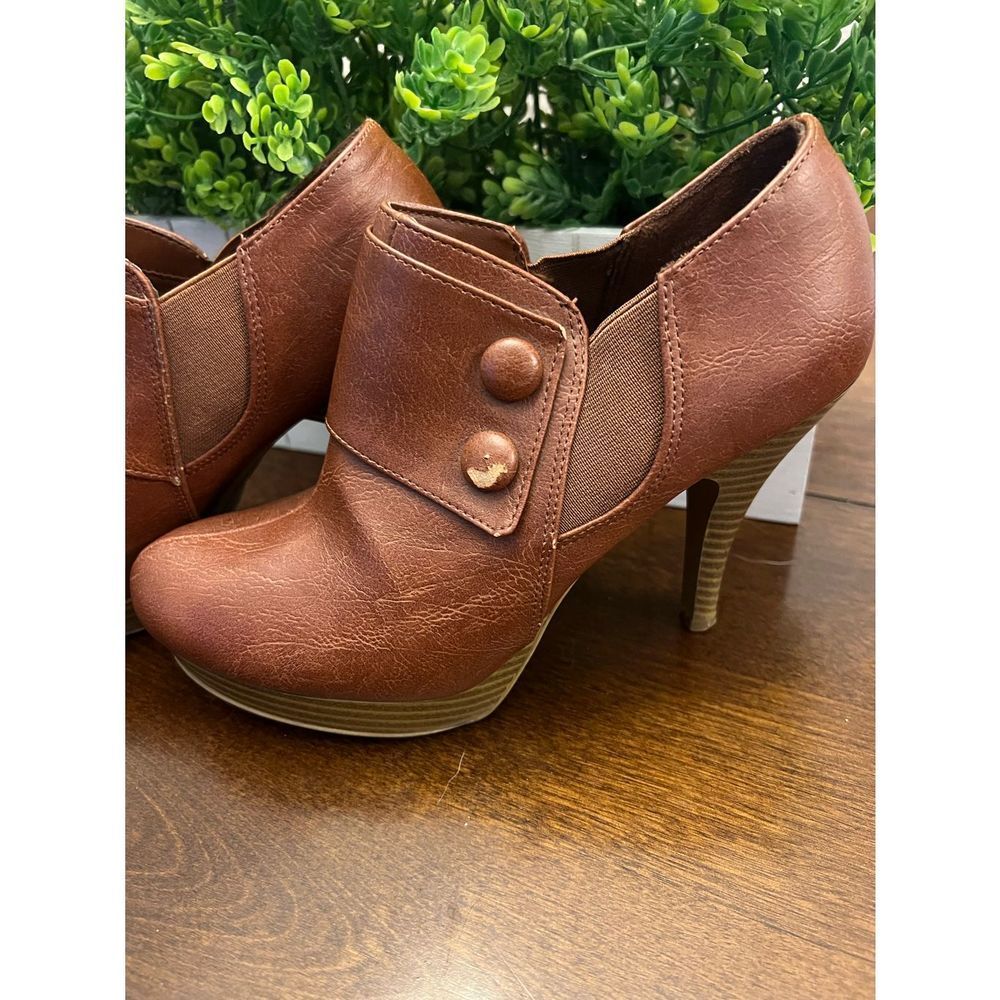 Cute woman’s heel booties size 7.5